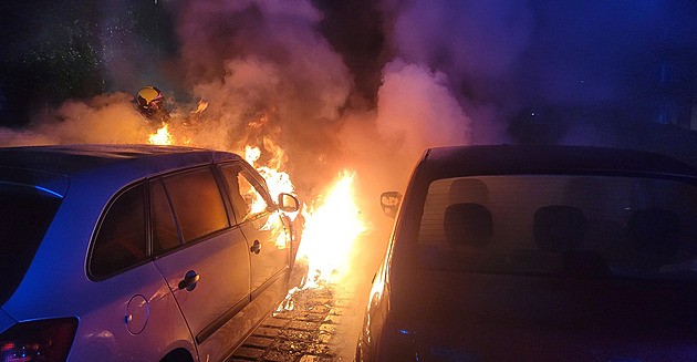 Byt i auta na parkovišti zapálil schválně, podezírá policie muže z Nového Jičína