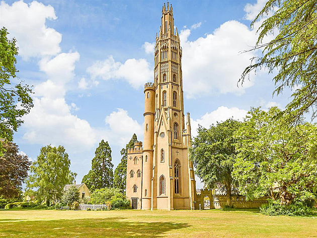 Velkolepá 55 metrů vysoká věž se prodává jako rodinný dům. Nahlédněte dovnitř