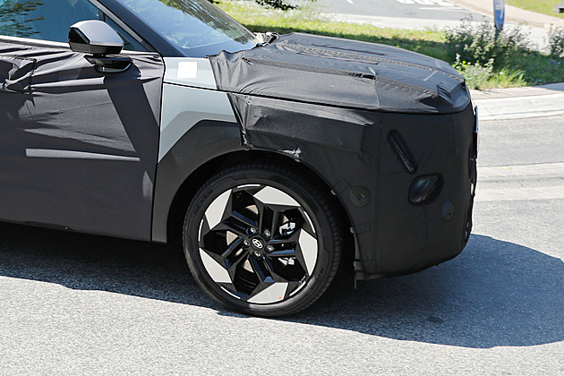 Nový český hyundai trénuje v maskáčích. Hranatější tucson dorazí v roce 2027