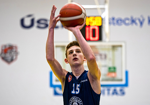 Houška mladší na scéně. Už teď je lepší než já. Lepí se na něj agenti, říká hrdý táta