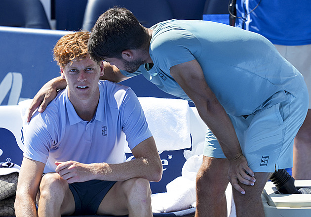 Sinnera skolila slabost, titul má Alcaraz. Šwiateková ve finále porazila Paoliniovou