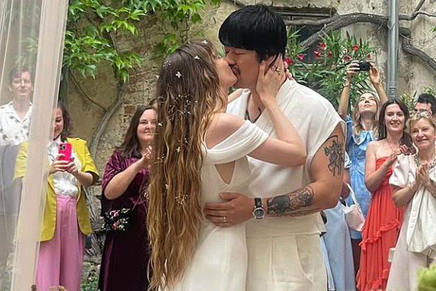 Syn Tomia Okamury se oženil. Romantická svatba se konala na zámku v Rakousku