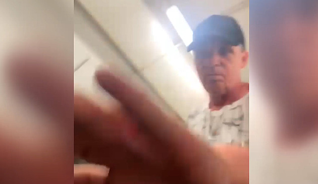 Osahával mě, nahlásila žena muže z eskalátoru metra. Hledá ho policie