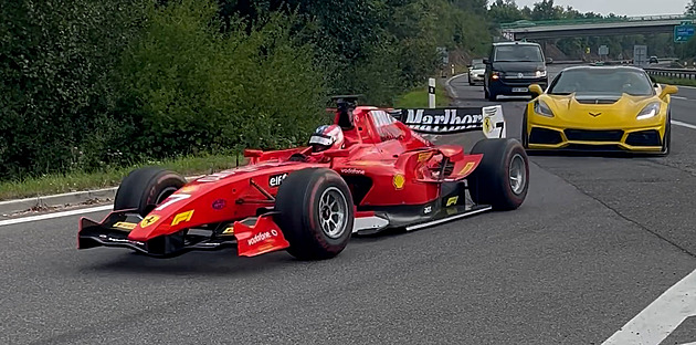 Fantom českých dálnic opět v akci. Formule měla doprovod, byla i u benzinky