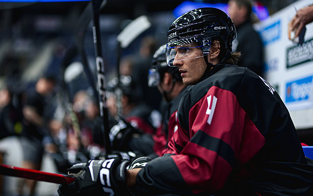 Z ledu do lavice. Sirota o českém postoji k hokeji na univerzitě a odhodlané Spartě