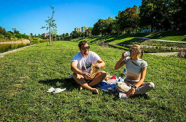Ideální na piknik, přečká i velkou vodu. U Vltavy otevřeli Sluneční ostrov