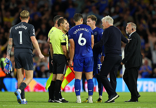 Skandál? Anglie řeší penaltu za ruku u těla, Tarkowski se ale provinil pohybem
