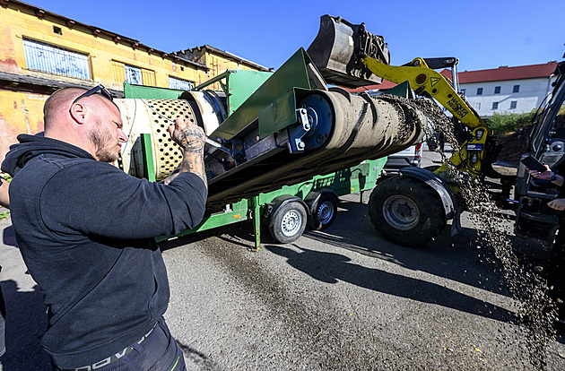 Zamést, usušit a znovu použít. Litoměřice zkoušejí recyklovat posypový štěrk
