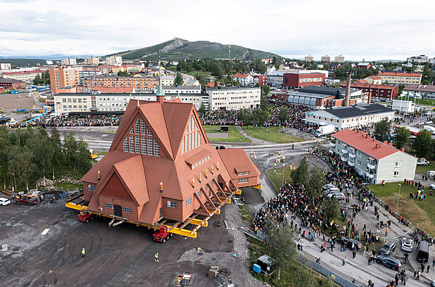 VIDEO: Ve Švédsku přesouvají historický kostel. Za dva dny urazí pět kilometrů