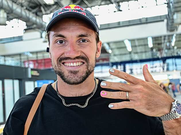 Stříbro na nehtech nahradit zlatou? Knížka syna jako talisman. Fuksa a Dostál před MS