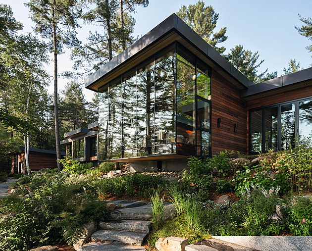 Neuvěřitelná chata s prosklenou fasádou se ztrácí mezi stromy