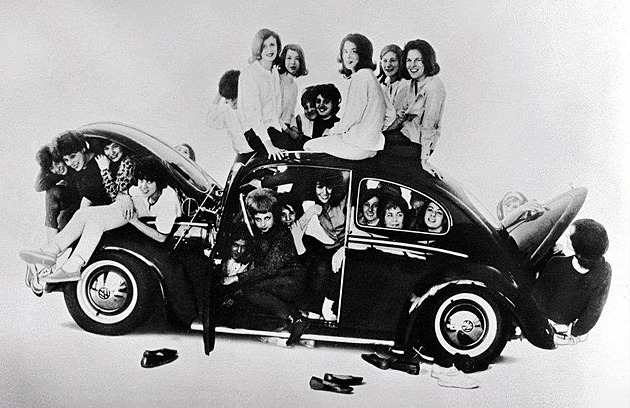 Kolik lidí se vejde do auta? Do felicie až 28, do octavie 34 a do smartu i 20