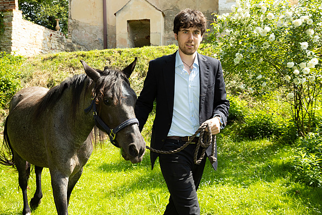 Zpěvák s modrou krví opravuje s rodinou zámek Domoušice. Má s ním velké plány