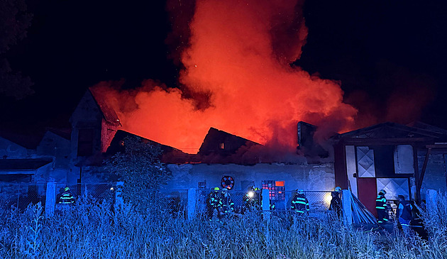 Na Náchodsku hořel sklad s hořlavým materiálem, zásah potrvá několik dní