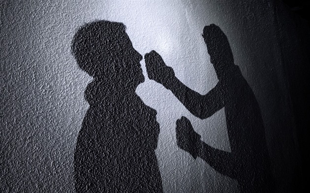 Drama v nemocnici. Agresor napadal zdravotníky, zranil policistu a ničil celu