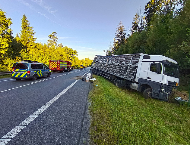 Kamion se střetl s osobním autem, do nich pak narazil další vůz. Zemřela řidička