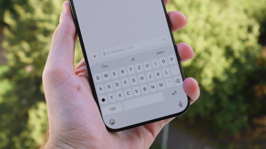 Máme potvrzeno! Na iPhonech v Česku konečně fungují RCS zprávy, i když ne všem (oživeno)