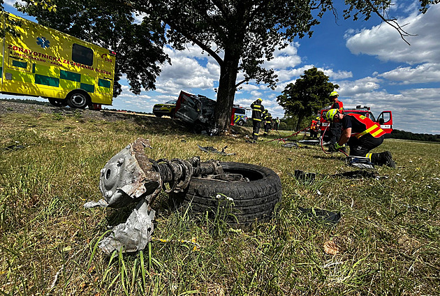 Náraz do stromu rozmetal trosky vozu po trávě. Řidič byl na místě mrtvý