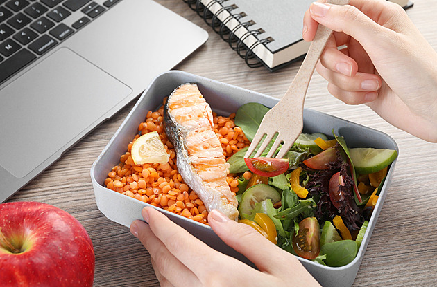 Quinoa, cizrna, tofu i kuře. Obědy do krabičky podle známých foodblogerek