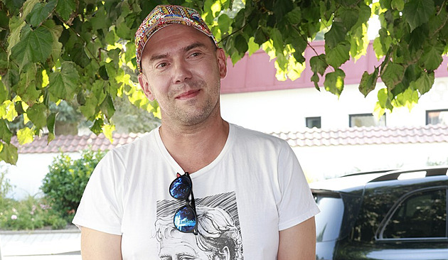 Láďa Hruška spí se svojí Miou v posteli. Parazitolog mu to schválil