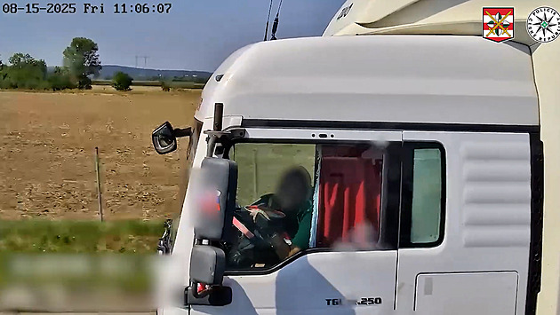 Šofér kamionu si vychutnával oběd z talíře přímo při řízení, natočili ho policisté