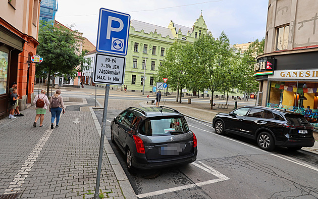 Pár minut parkování navíc za čtyři stovky. Teď pokuta nabobtnala a řeší ji soudy