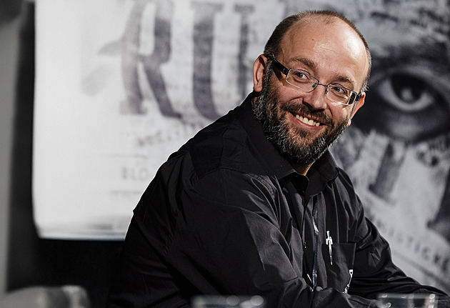 Elektrikáři si stavěli vily, hájil Sterzik sovětskou okupaci. Nic prý nebagatelizuje