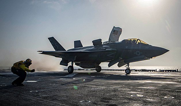 Námořník prodal údaje o zbraních a technice americké válečné lodi čínskému špionovi