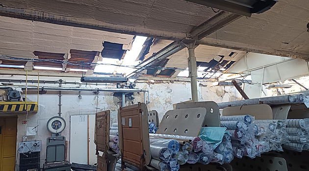 Požár skladu s textilem a koberci na Náchodsku je uhašený, zásah trval 35 hodin