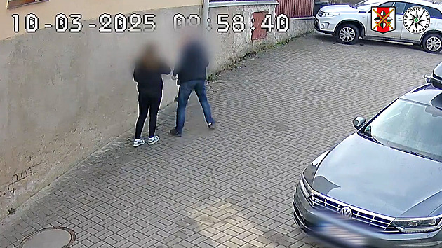 Muž chtěl uplatit úřednici. Kamera natočila, jak jí na ulici strká peníze do kapsy