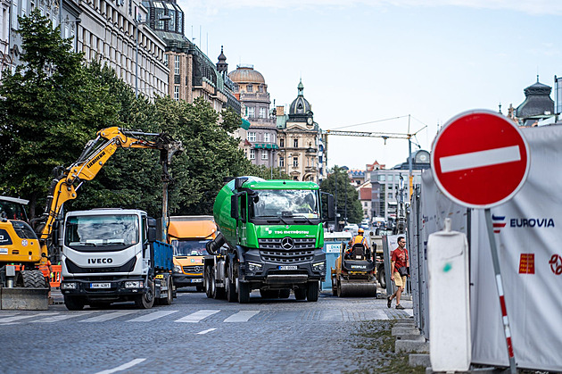 Kamiony vs. lodě. Kdo zvládne zásobit rostoucí Prahu?