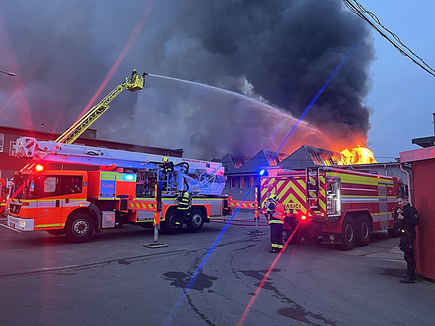 V Ostravě hoří hala s odpadem. Hasiči vyzvali lidi z okolí, aby nevětrali