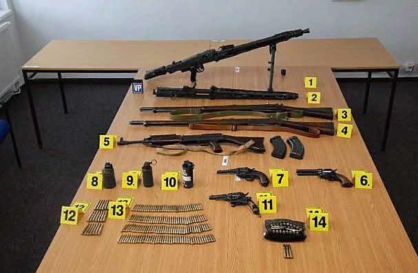 Vojenská policie prověřuje vojáka, který nelegálně nakoupil spousty zbraní a munice