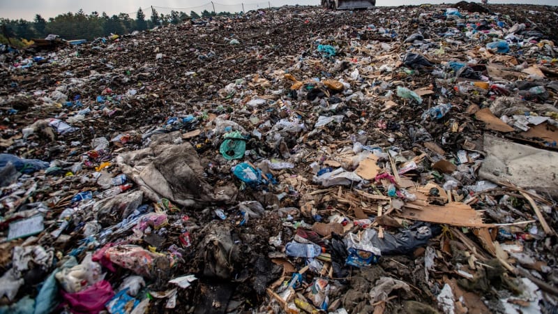 Německá firma nelegálně vyvezla do Česka stovky tun odpadu. Jednatel skončil ve vazbě