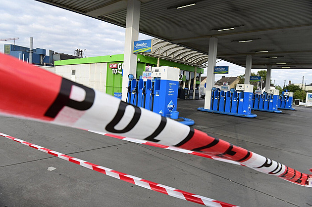 Pachateli, který na benzince vytrhl zbraň policistovi a zastřelil ho, bylo teprve 18 let