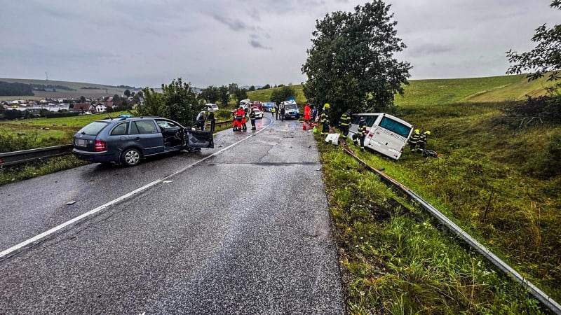 Děsivá nehoda na Spiši: Autobus se srazil s autem. Na místě zasahuje osm sanitek
