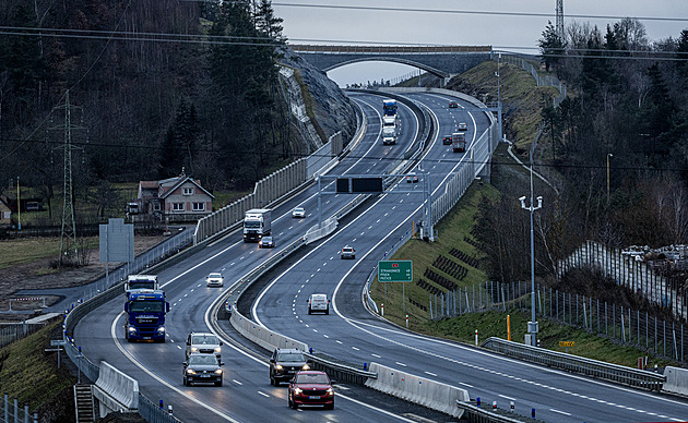 Dálnice, šampionát ve fotbale i návrat EET. Přehled, co strany slibují voličům