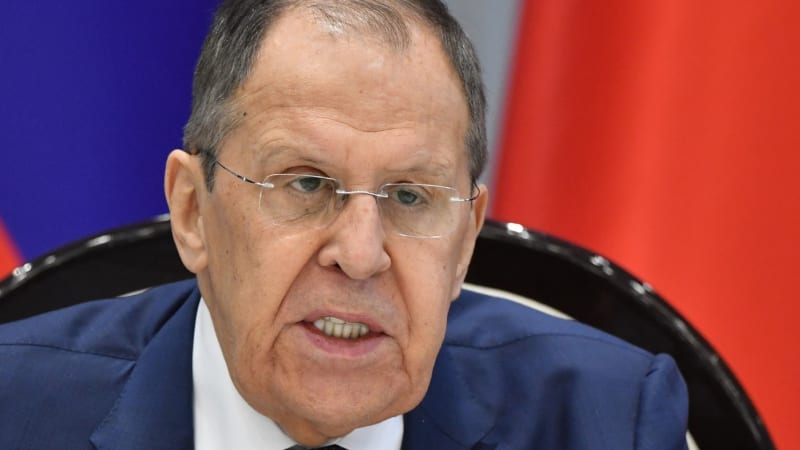 Schůzka Putina se Zelenským se neplánuje, řekl Lavrov. Ukrajinský prezident vyzval k sankcím