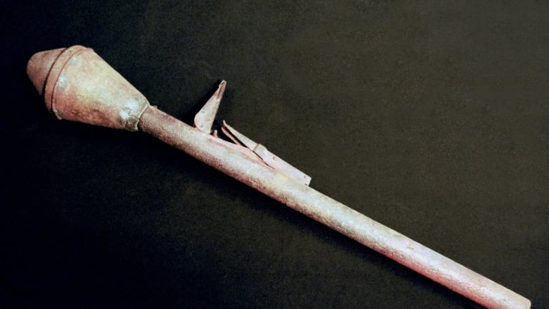 Mladíka v Německu zasáhl výbuch nálože z pancéřové pěsti. Policie u něj našla i další munici