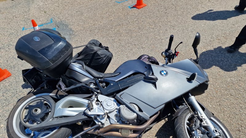 Smrtelná nehoda motorkáře na Mladoboleslavsku: Po pádu ho přejelo několik aut