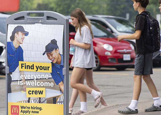 Mladí Kanaďané nemohou sehnat práci. Je jí málo a místa jim berou starší