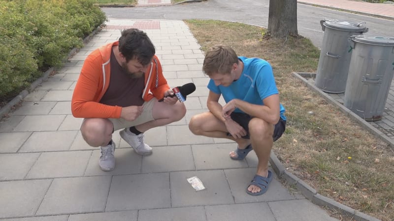 Absurdní vtípek z Uničova: Někdo přilepil pětistovku na chodník. Hrozí mu půl roku vězení