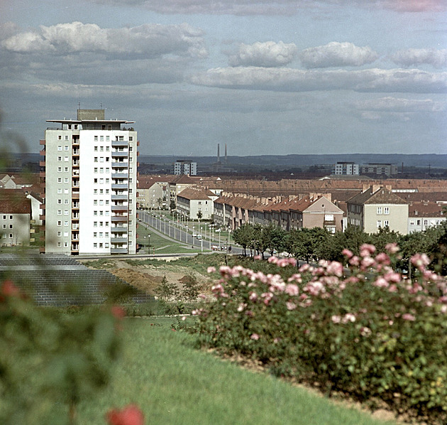 Vzorové socialistické město slaví 75 let a láká nové obyvatele bydlením na zkoušku