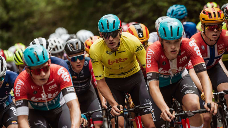 Hromadný pád cyklistů na Plzeňsku: Šest závodníků se zranilo, na místo letěl vrtulník