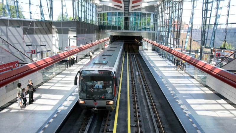 V Praze nejezdilo metro C. Na soupravě se chtěl projet muž, policisté po něm pátrají