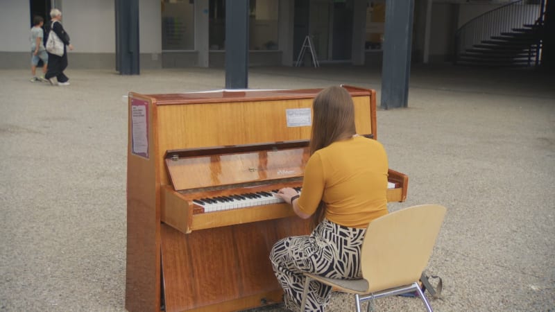 Pouliční piana se v Ostravě těší velkému úspěchu. Zahráli na ně už i policista či bezdomovec