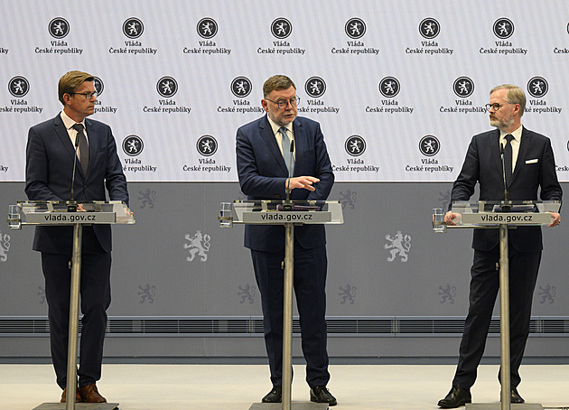 Vláda bude jednat o podpoře Ukrajiny i zahraničních cestách