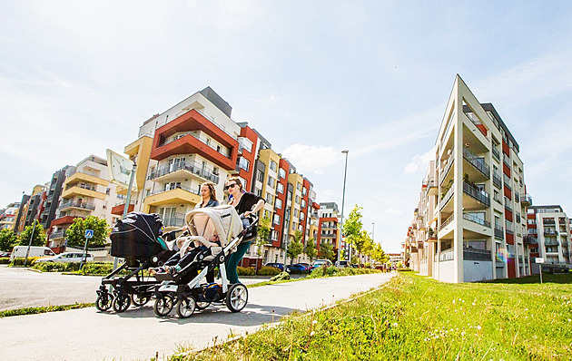 Bytů je málo. „Klasické“ nájmy cenově dohánějí bydlení v rukou velkých investorů
