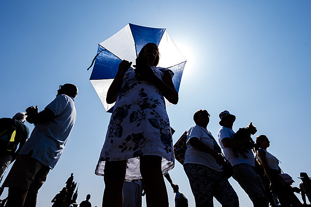 Česko zasáhnou vysoké teploty. Meteorologové varují před rizikem požárů