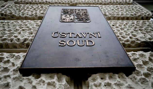 Praštil holí do plotu, který držela sousedka. Ústavní soud muži zrušil trest